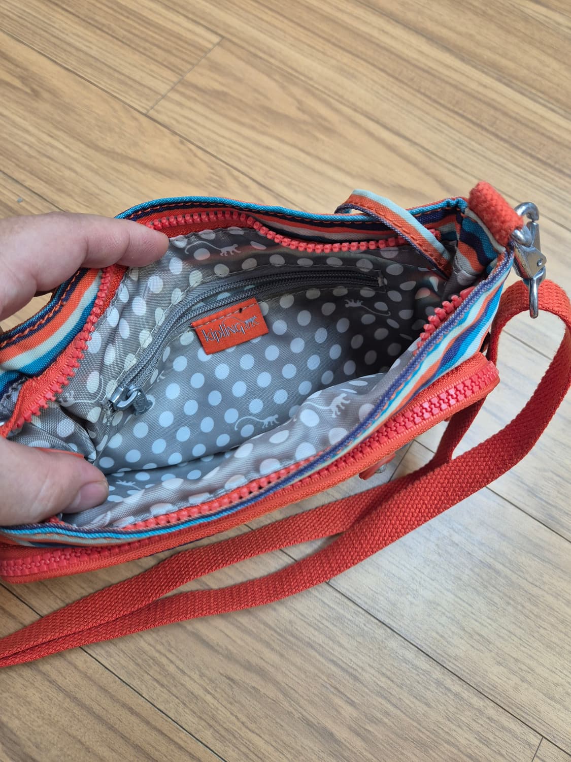 키플링 크로스백 판매합니다. 스트라이프 패턴이 들어가 있어 캐주얼하게 착 상품이미지3