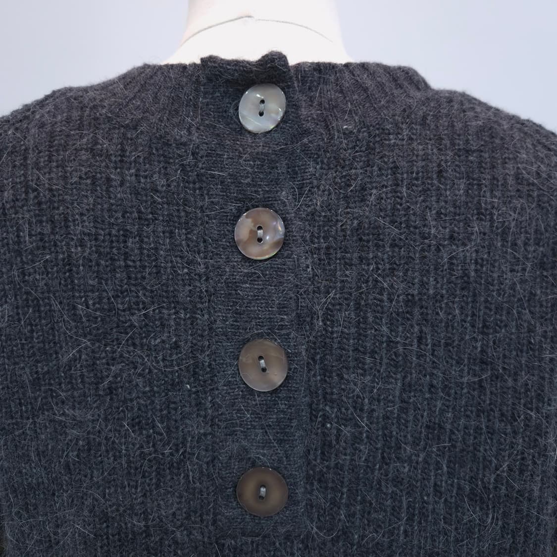 앙고라 자수 소매 차콜 배색 루즈핏 니트 상품이미지7