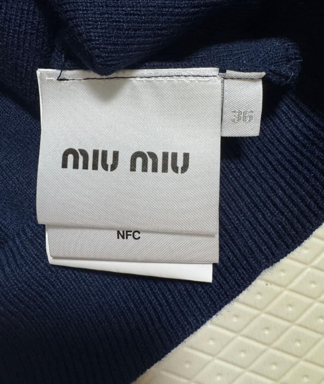 [미우;미우] 새상품 / 니트 반팔 / S (44~ 44 1/2 사이즈) 상품이미지3