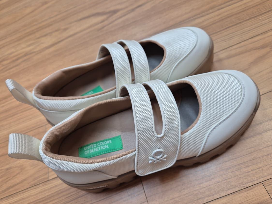 베네통 아이보리 색상 메리제인 단화 240mm입니다. 캐주얼한 디자인이라 상품이미지3