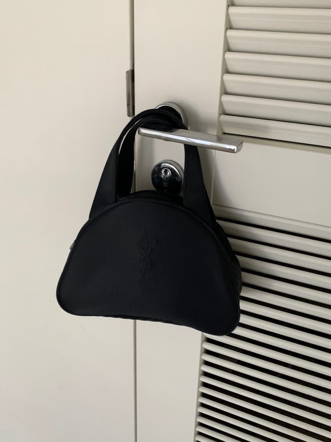 입생로랑 나일론 하프문 미니백 상품이미지1