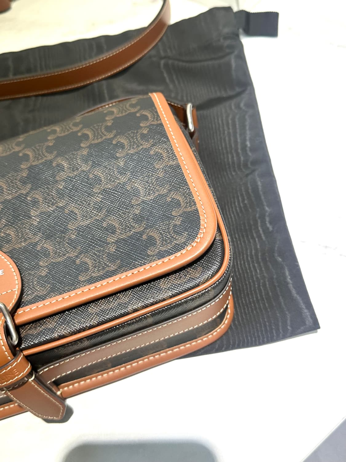 [새상품급 정품] 셀린느 폴코 메신저백 25년SS 상품이미지4