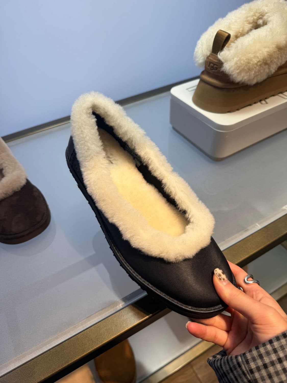 어그 조라 레더 발레리나 시어링 플랫슈즈 블랙 상품이미지4