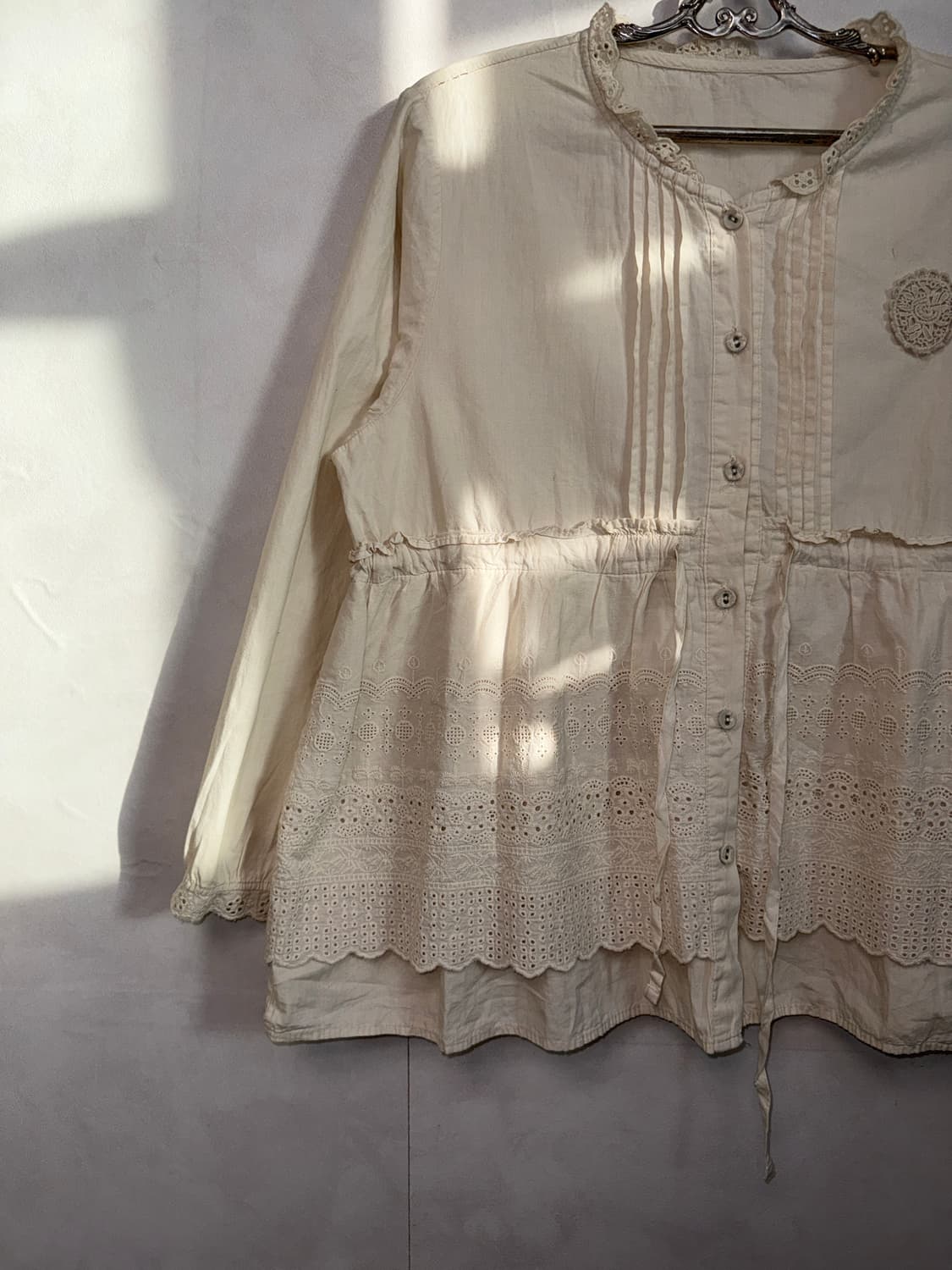 Ivory bohemian punching floral button bl 상품이미지2