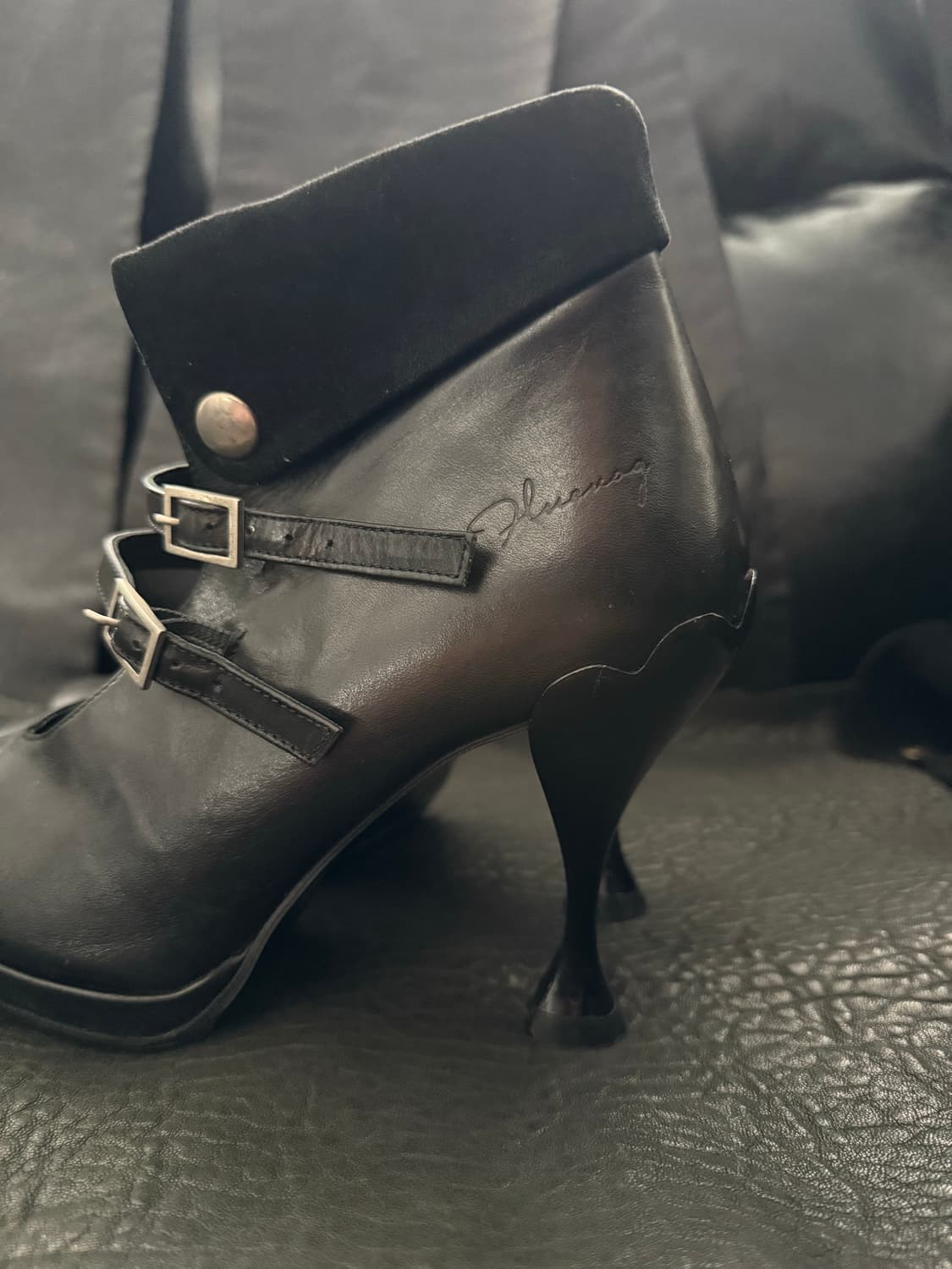 rare* john fluevog 프론트 버클 하트 힐 앵클부츠 상품이미지2