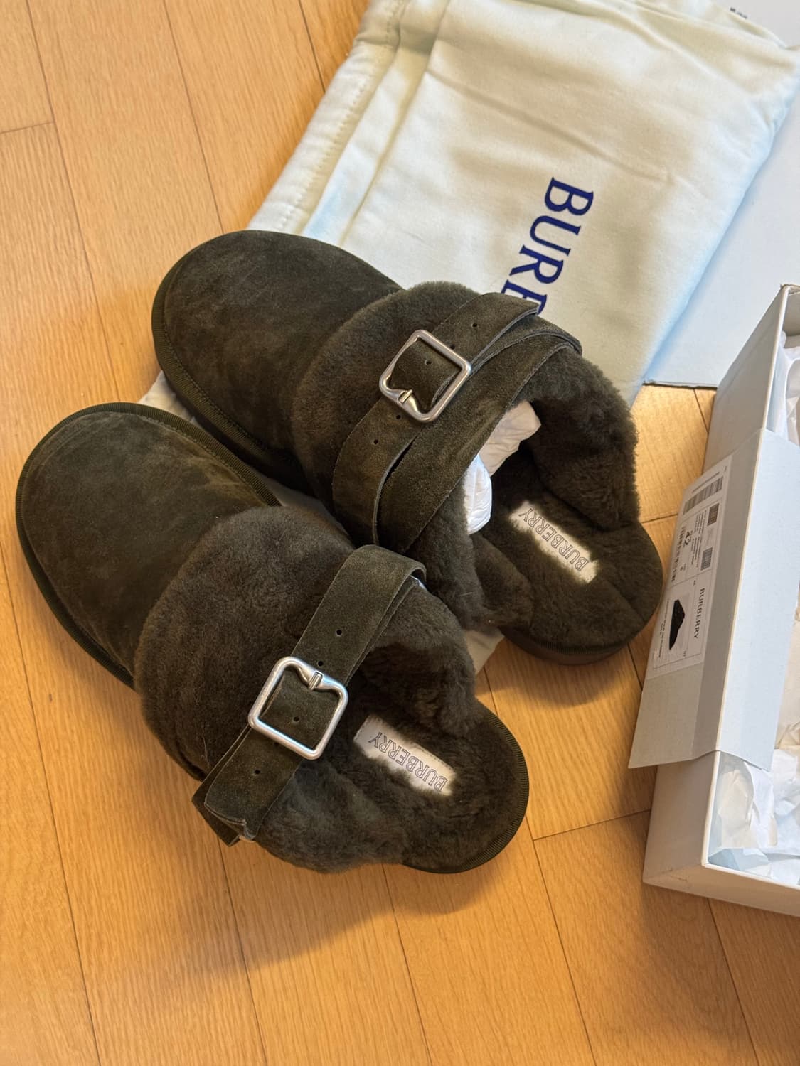 버버리 스웨이드 시어링 쳐비 뮬 샌들 42 상품이미지6