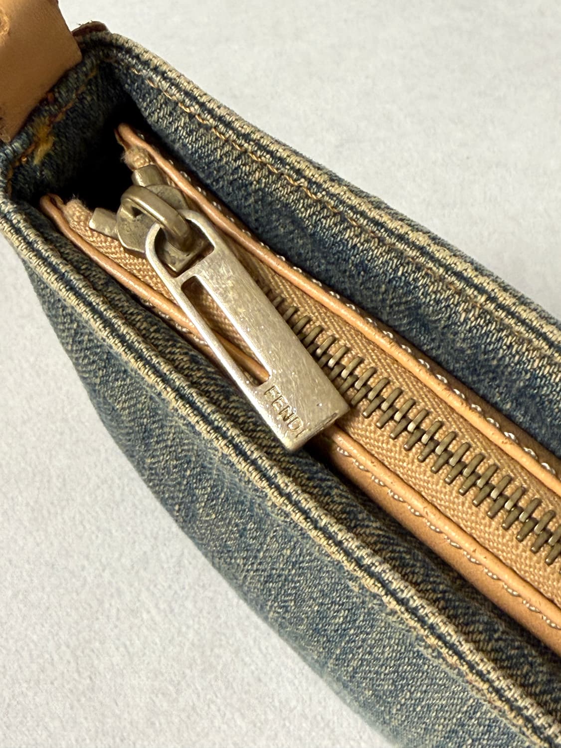 펜디 데님 스터드 숄더백 상품이미지8