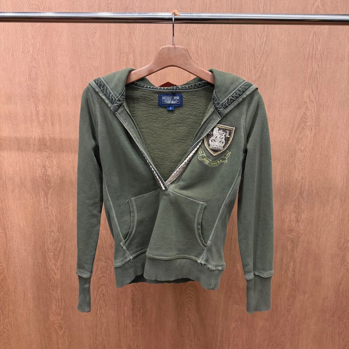 폴로 진스 컴퍼니 후드티 딥 브이 슬릿 크레스트 패치 디테일 슬림핏 카키 상품이미지2