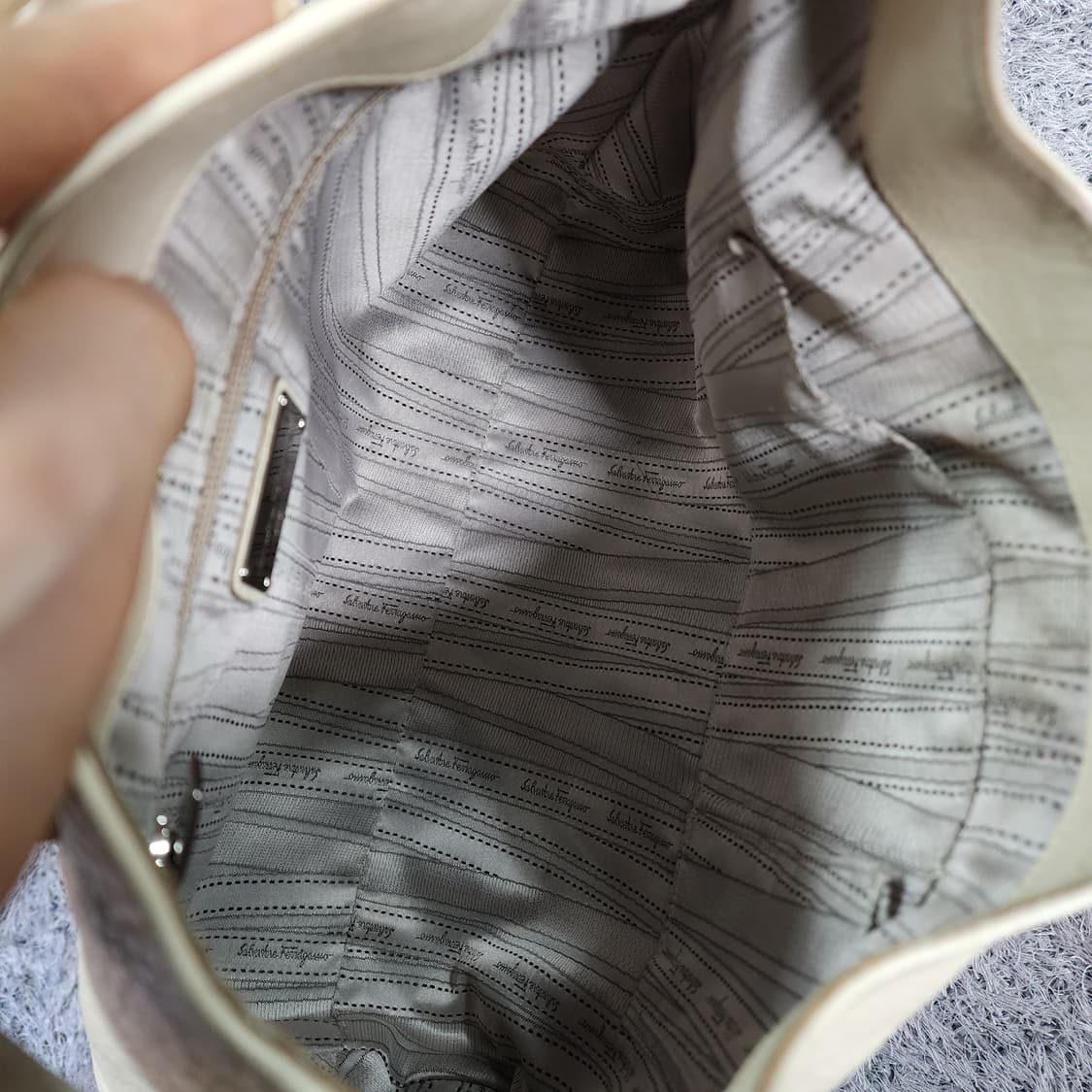 페라가모 레더 간치니 숄더백 상품이미지9