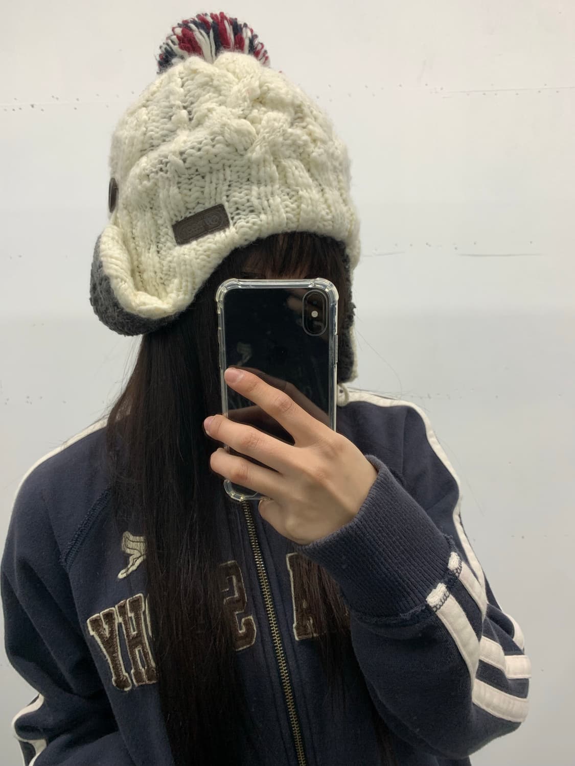 아이보리 폼폼이 이어플랩 비니 상품이미지1