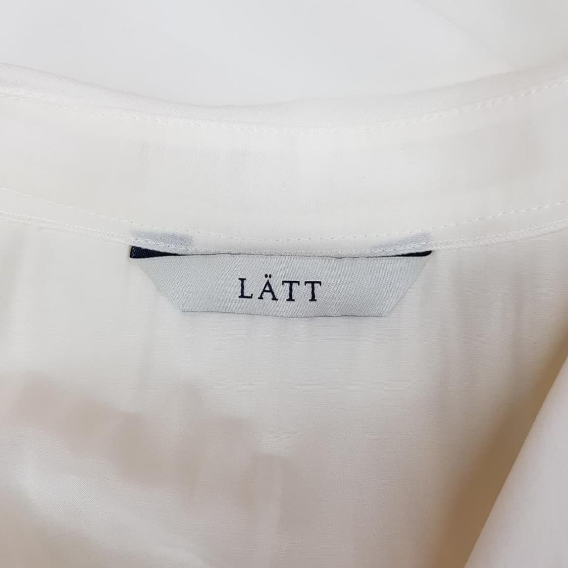 한섬 LATT 2023 브이넥 슬리브리스 블라우스 82-94-160사이즈 상품이미지6