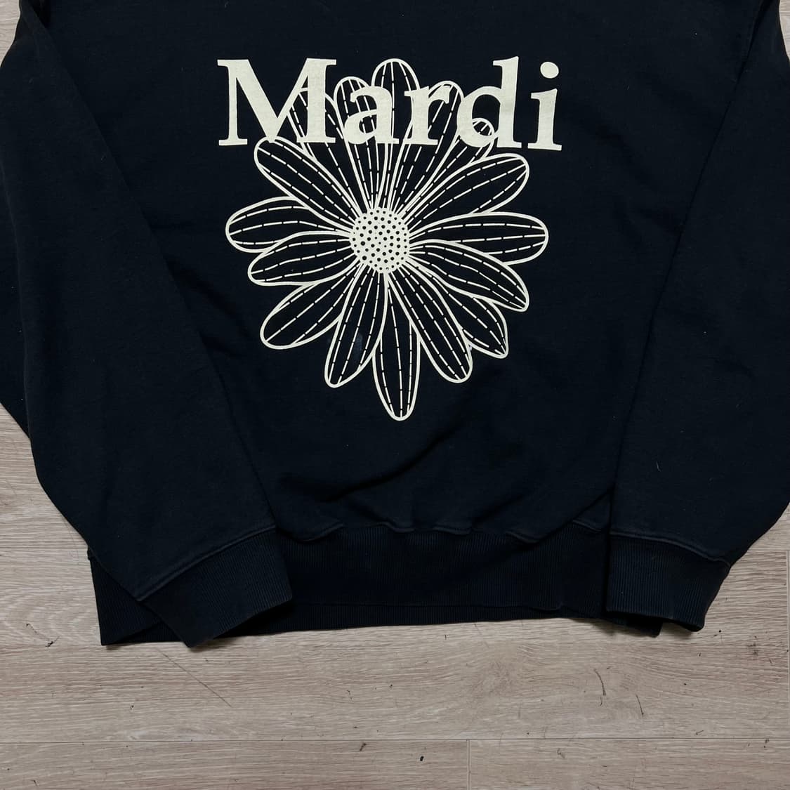 마르디 메크르디 여성 플라워 빅로고 프린팅 맨투맨 [블랙] Free 상품이미지3