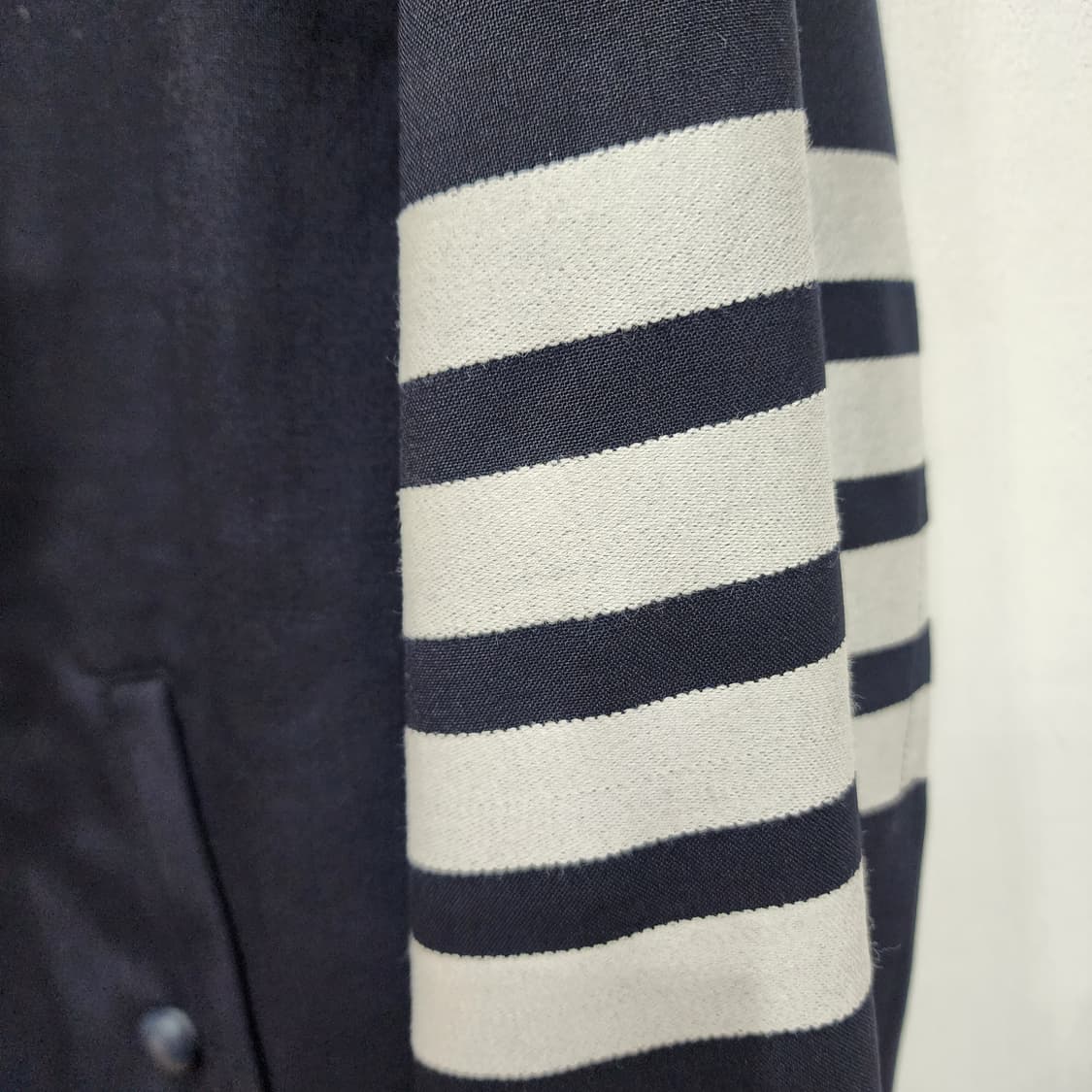 톰브라운 플레인 위브 울 블루종 자켓 4사이즈 백화점판 상품이미지3