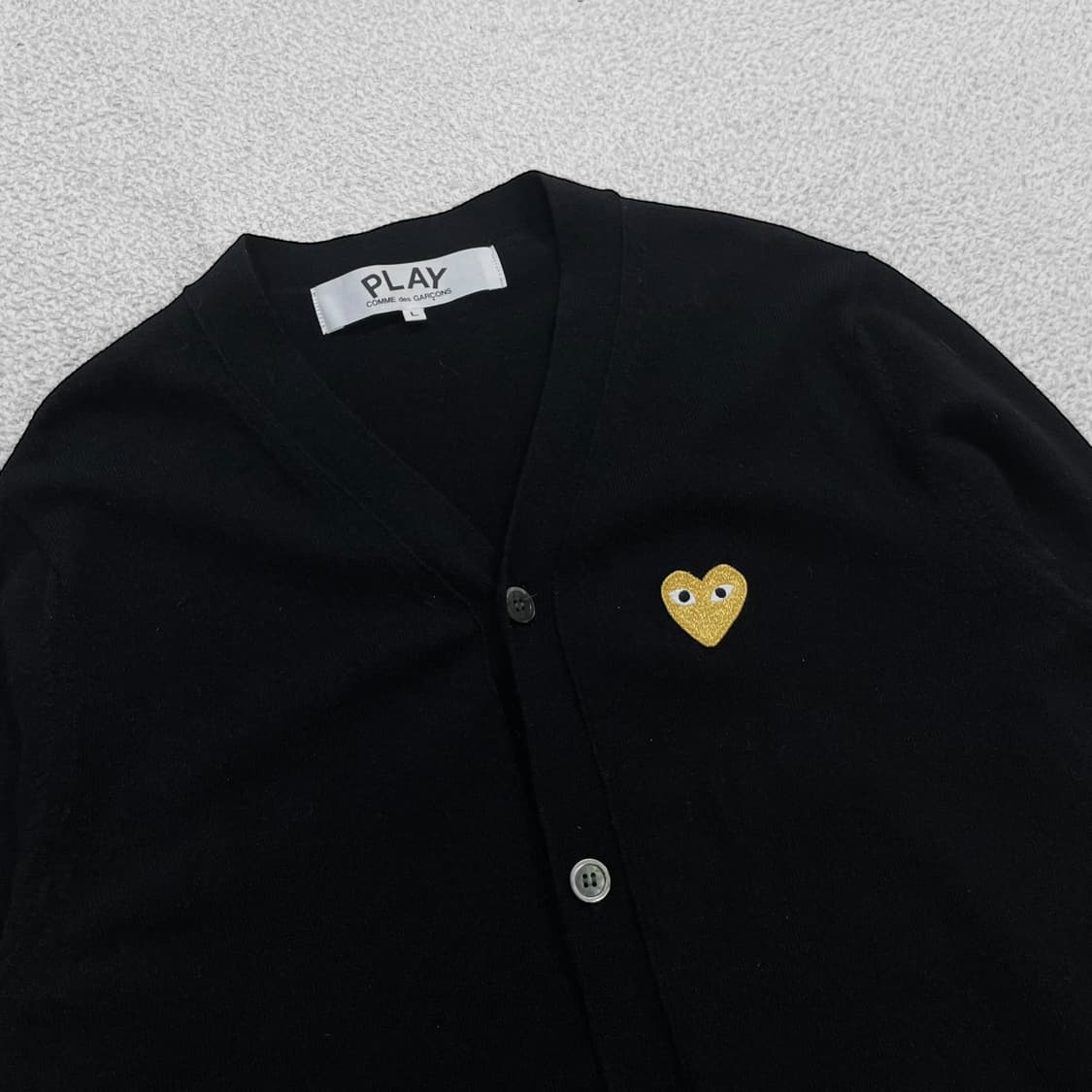 꼼데가르송 골드 하트 와펜 브이넥 가디건 니트 블랙 상품이미지2