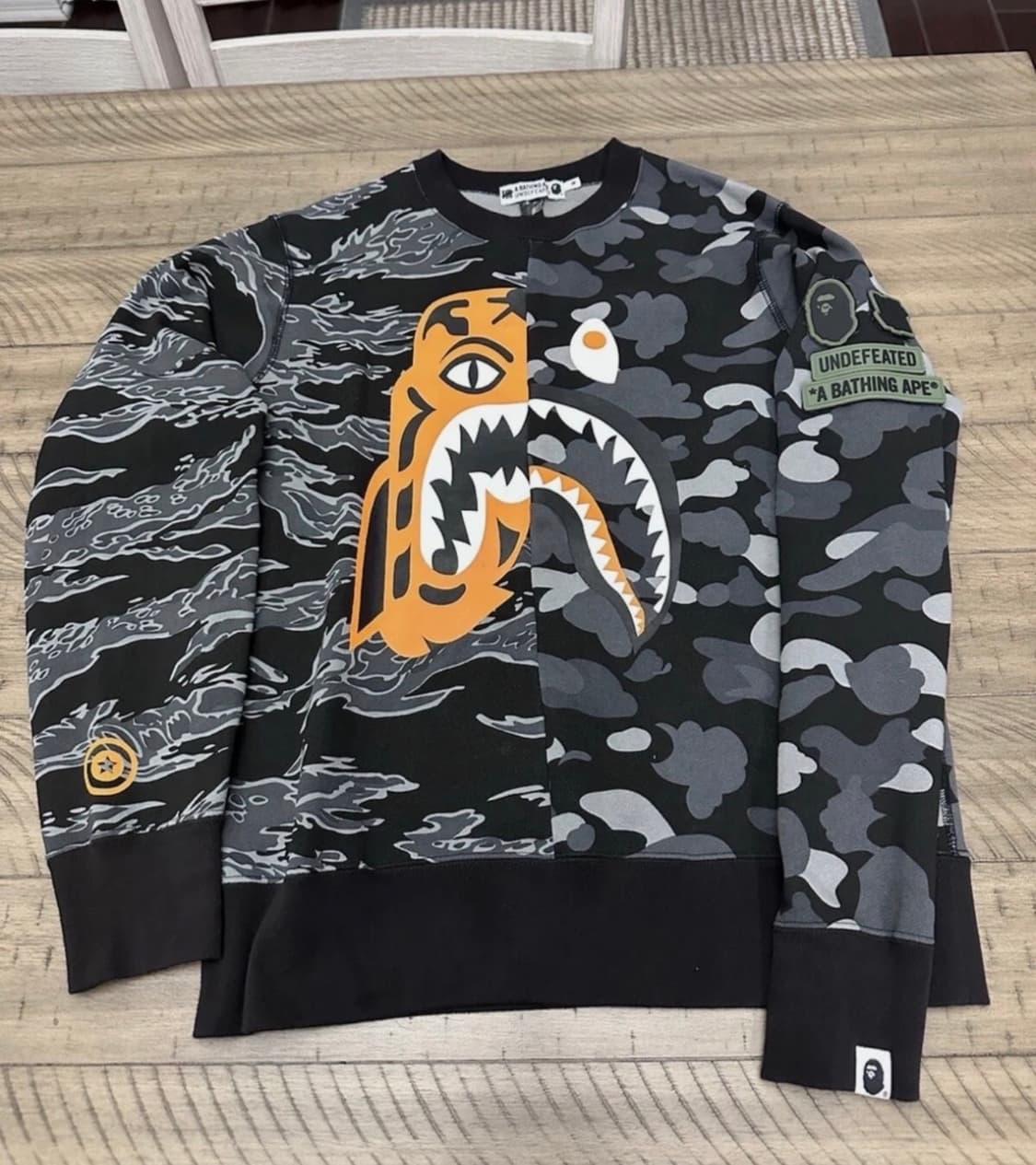 베이프 맨투맨 상품이미지1