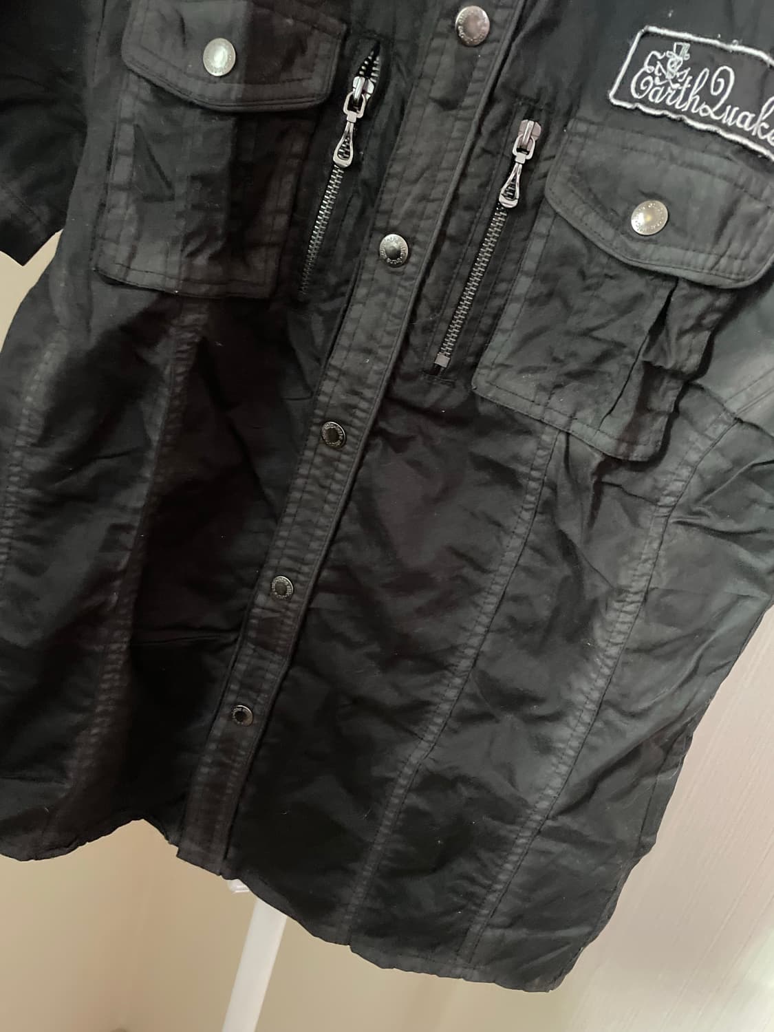 락시크 레터링 자수 블랙 반팔 셔츠 상품이미지4