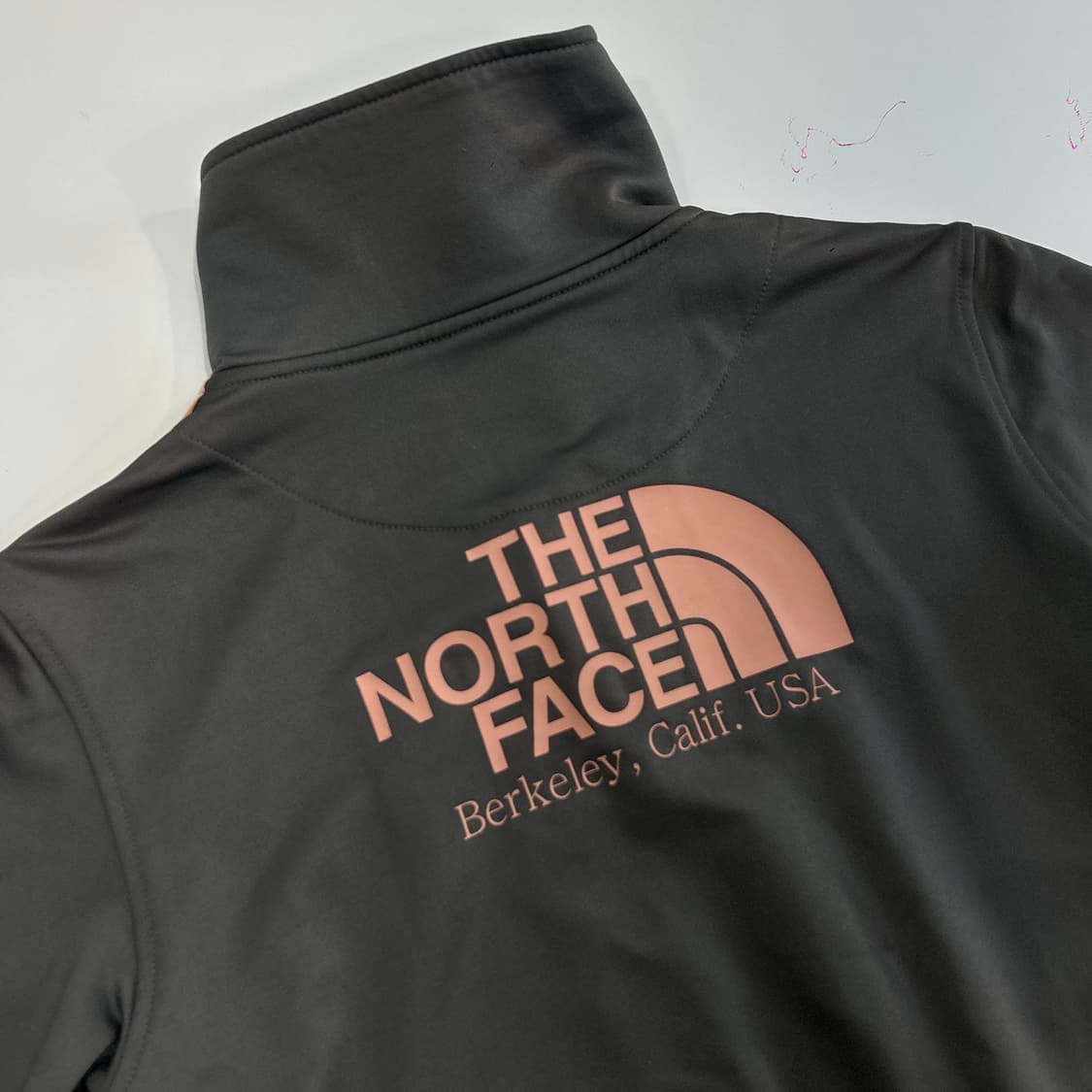 The north face 노스페이스 그레이 핑크 백로고 져지 상품이미지5