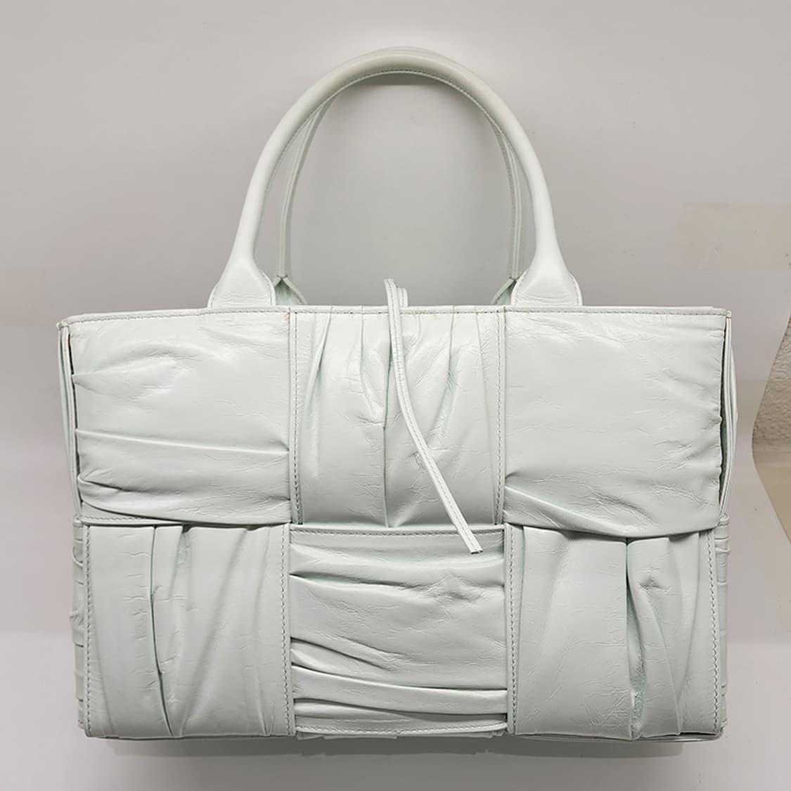 보테가베네타 아르코 레더 스몰 토트백 글레이셔 상품이미지2