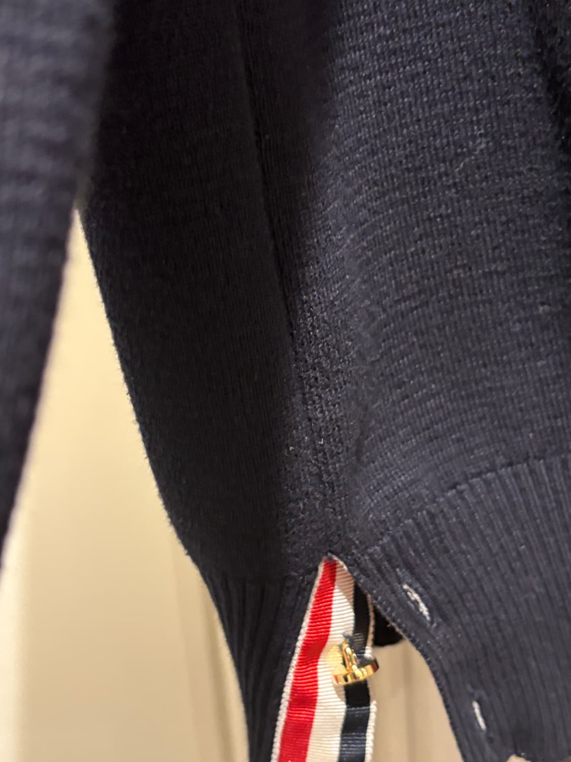 톰브라운 금장 가디건 팝니다 상품이미지4