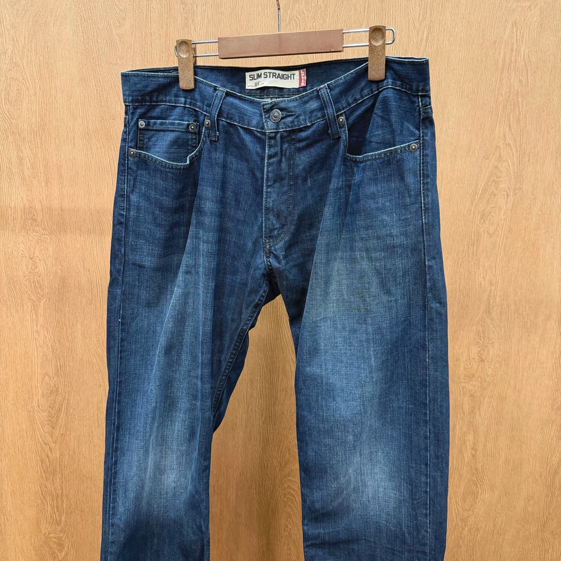 리바이스 514 워싱 데님 팬츠 로고 탭 포켓 디테일 스트레이트핏 진청 상품이미지4