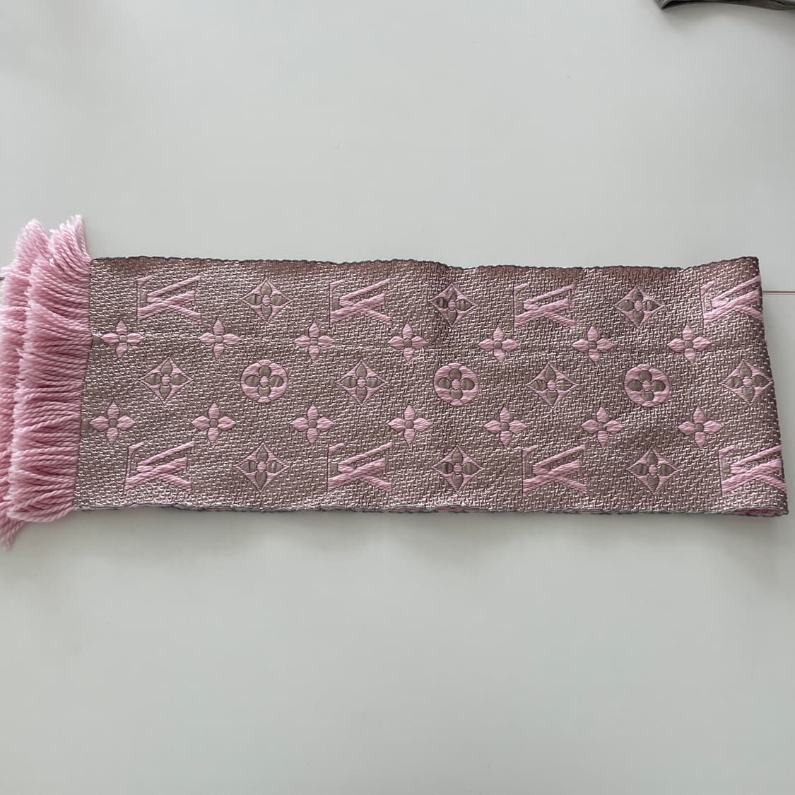 루이비통 모노그램 패턴 핑크 글리터 장식 머플러 상품이미지5