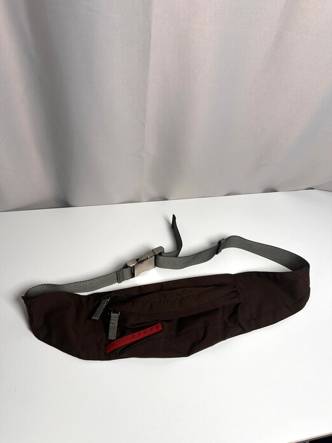 프라다 스포츠 나일론 벨트백 – 테크니컬 미니멀리즘의 상징 상품이미지7