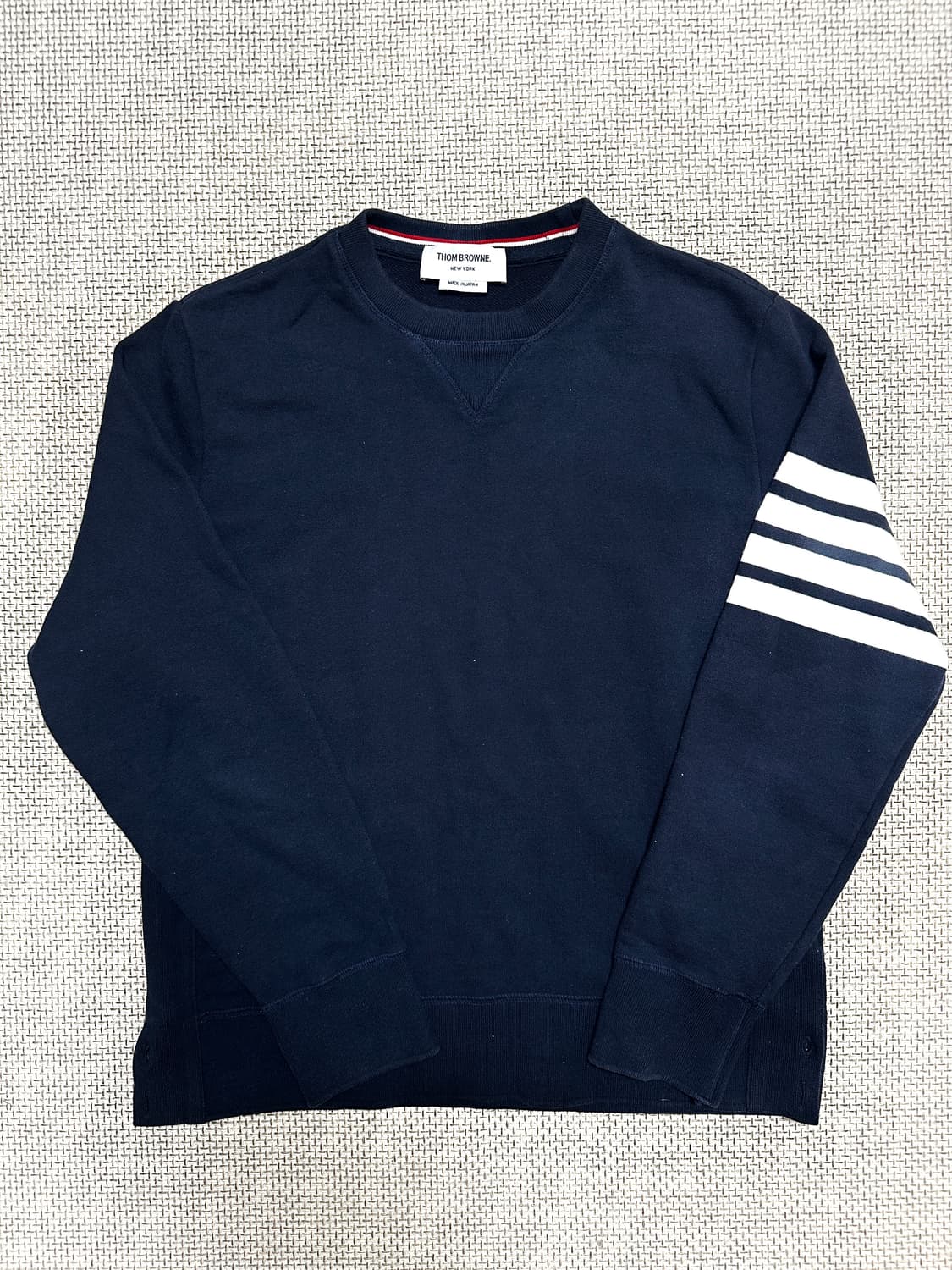 [4/새상품급] 26ss 톰브라운 사선완장 네이비 맨투맨 상품이미지1