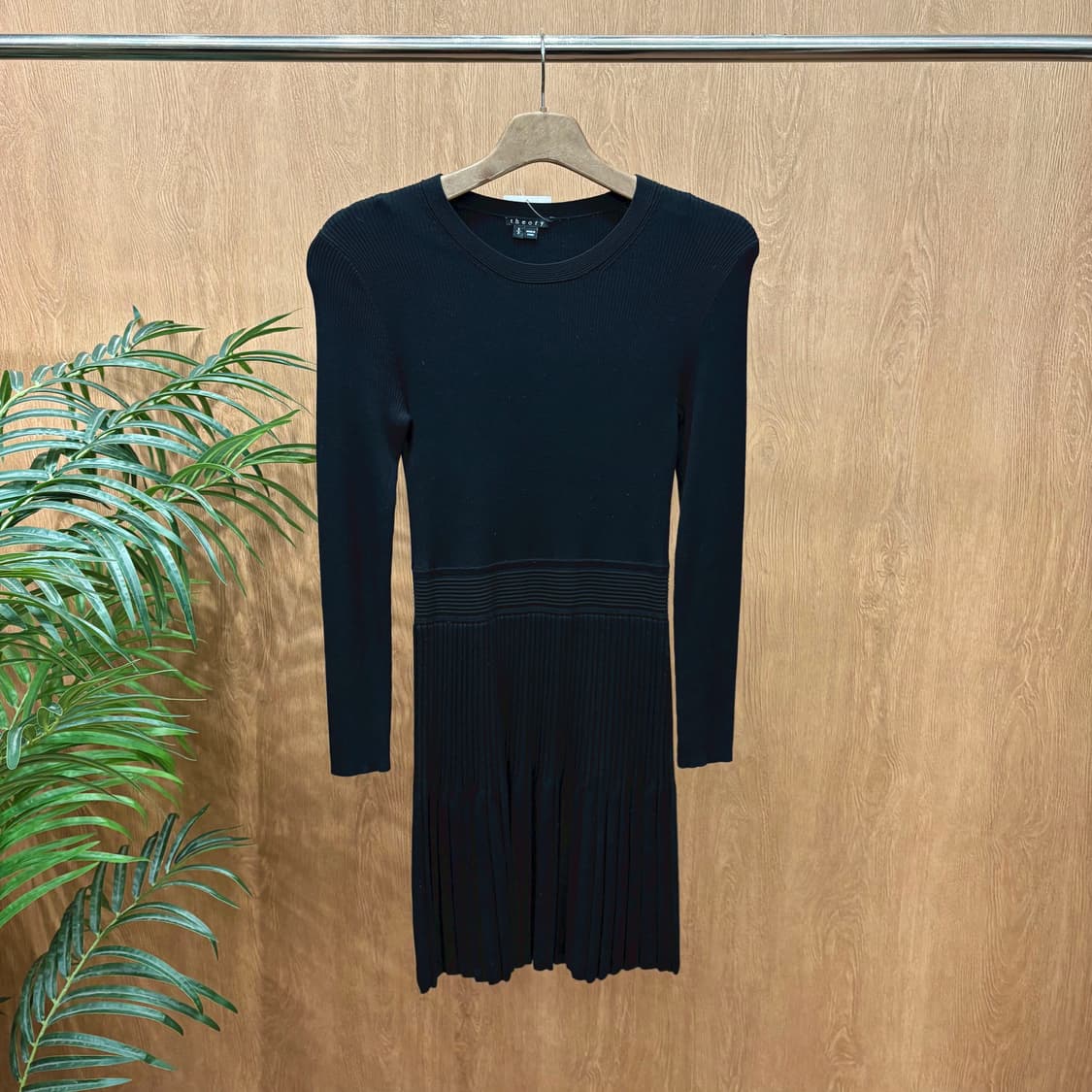 띠어리 긴팔 니트 미디 원피스 허리 절개 플리츠 디테일 슬림핏 블랙 상품이미지1