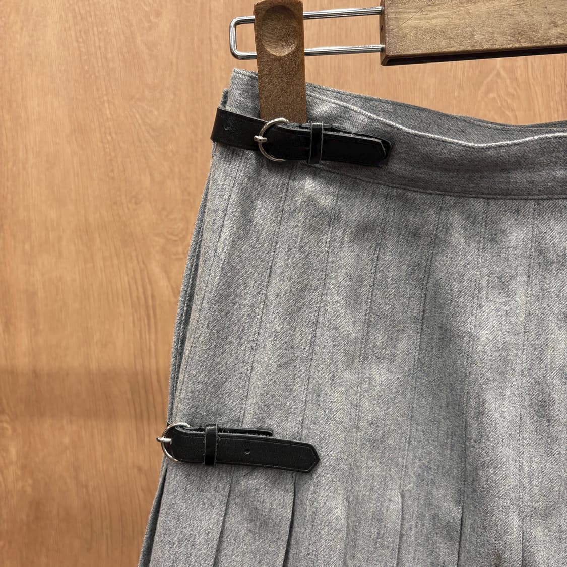 마가렛호웰 미디 스커트 박스 플리츠 웨이스트 밴드 버클 디테일 그레이 상품이미지6