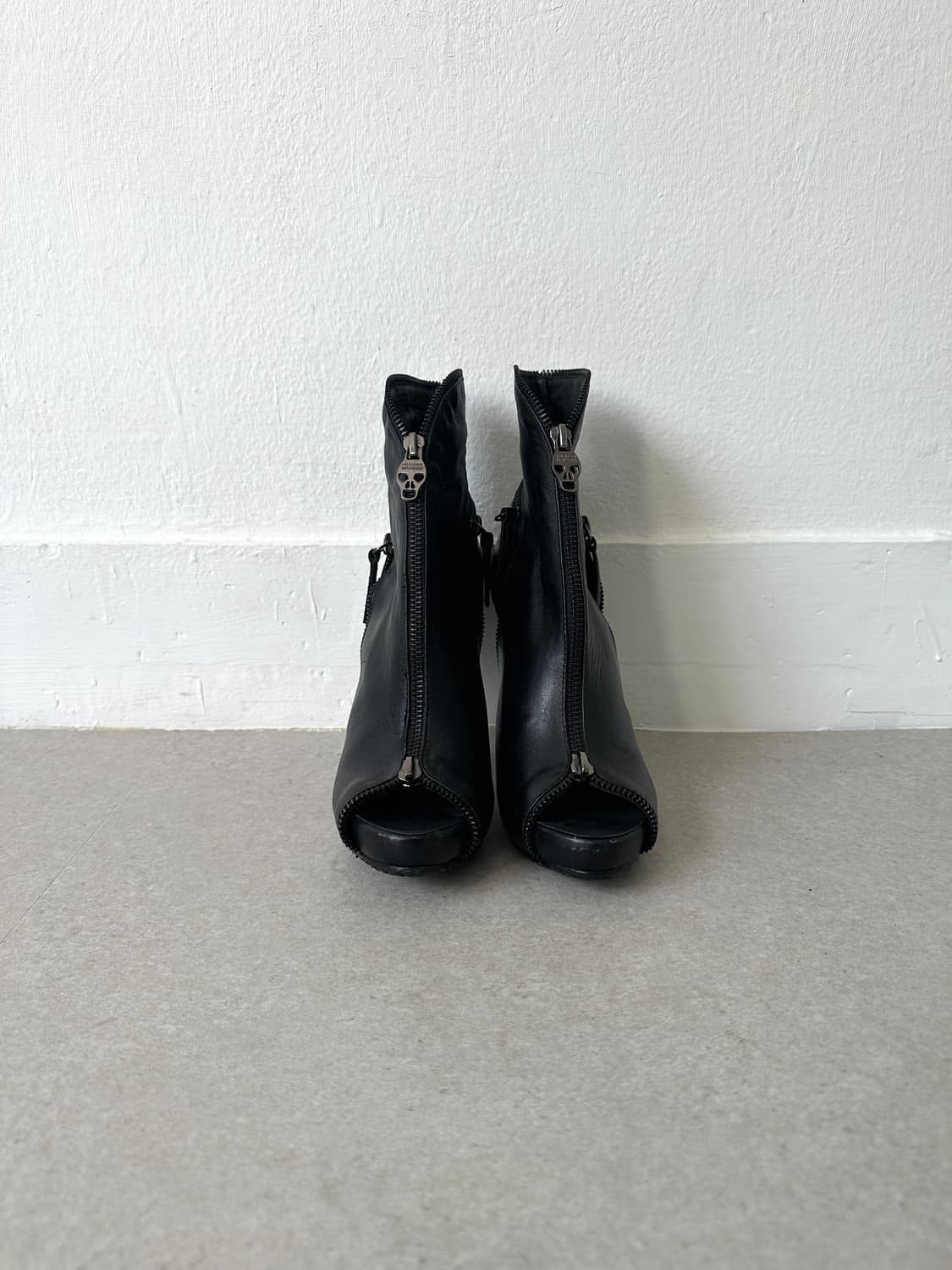 알렉산더 맥퀸 컷아웃 스컬 지퍼 레더 힐부츠 상품이미지2