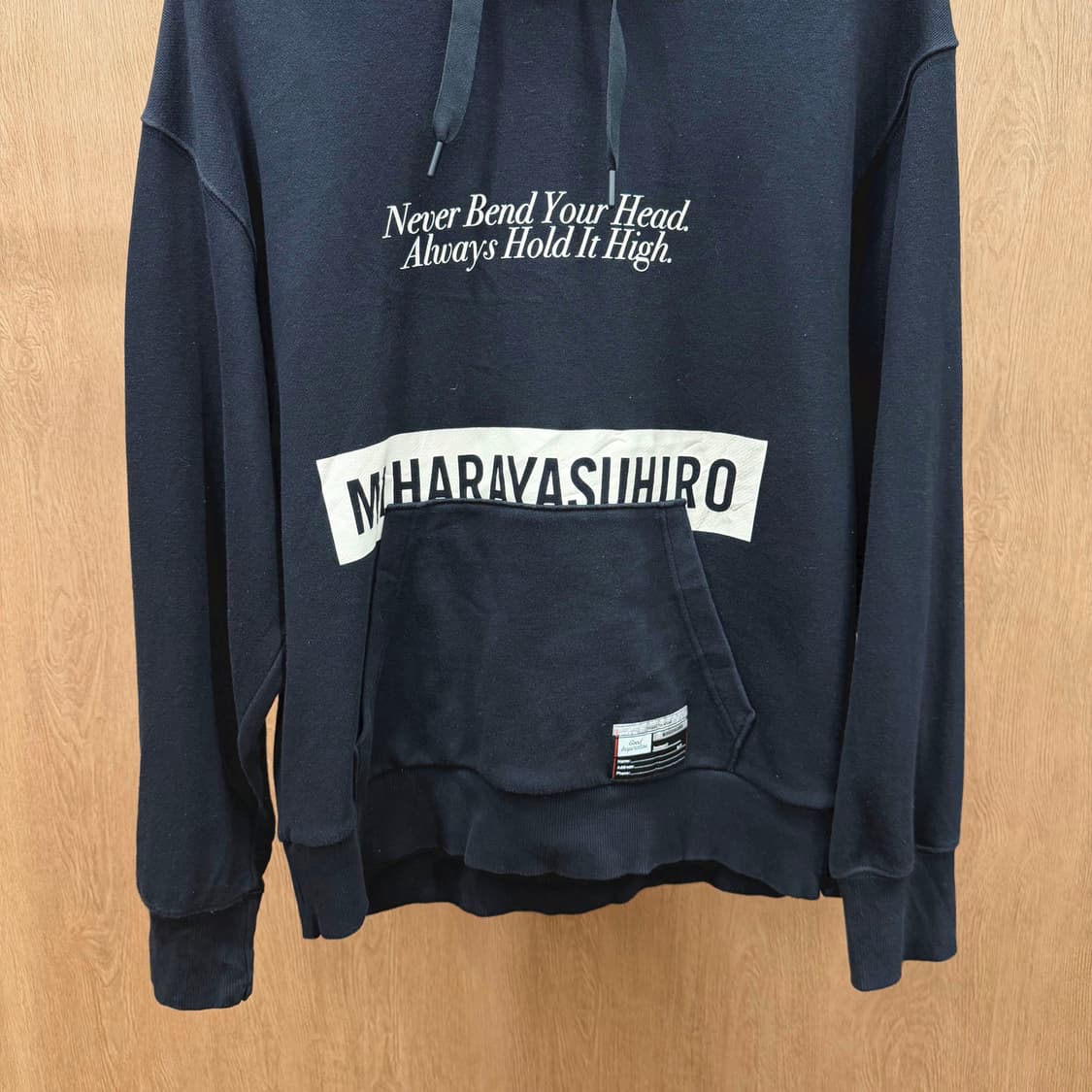 미하라 야스히로 후드 스웻셔츠 레터링 프린트 드롭 숄더 포켓 디테일 블랙 상품이미지5