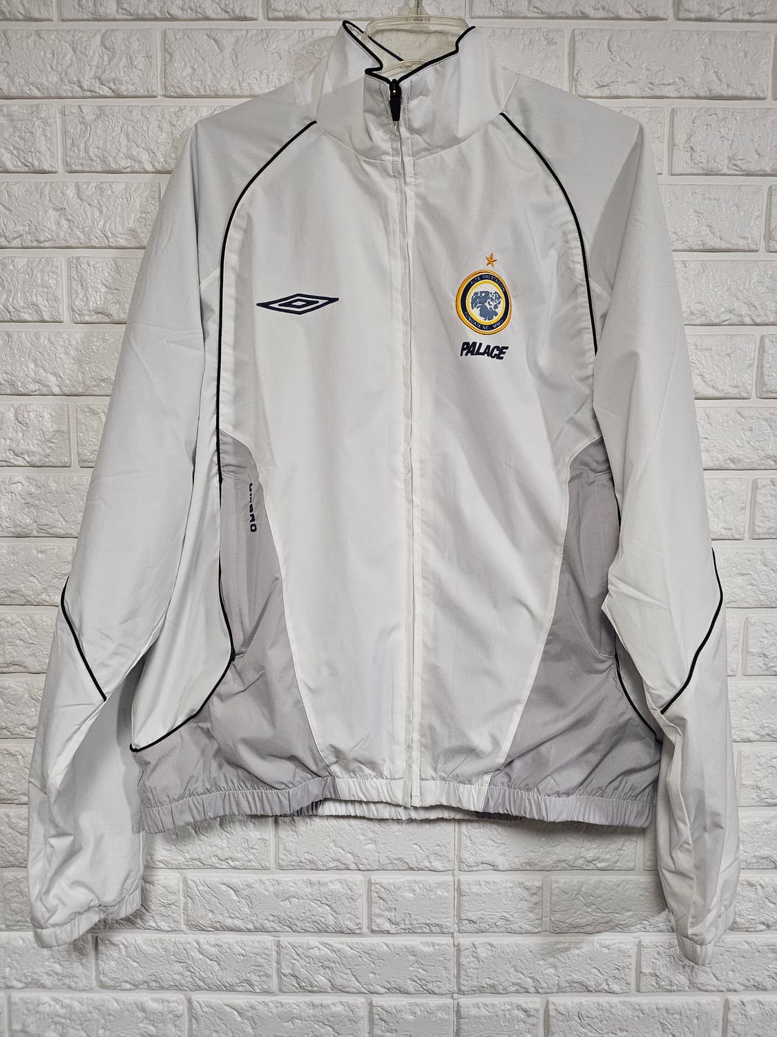 팔라스 x 엄브로 트랙 자켓 화이트 - 24SS 상품이미지1