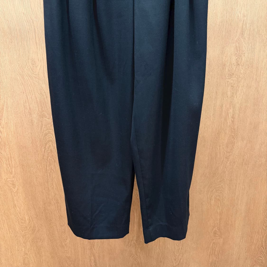 코스 테이퍼드 슬랙스 사이드 후면 히든 포켓 허리 벨트 루프 디테일 블랙 상품이미지5