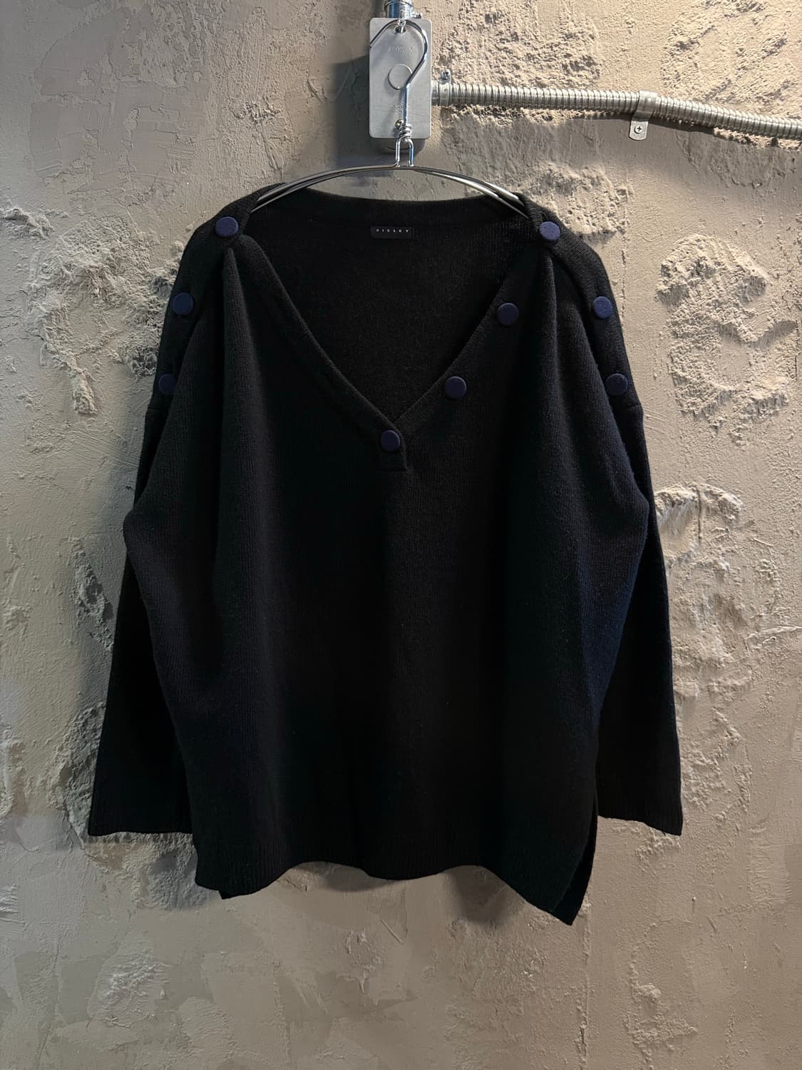 ONE 시슬리 SISLEY 버튼 디테일 브이넥 루즈 니트 블랙 상품이미지1