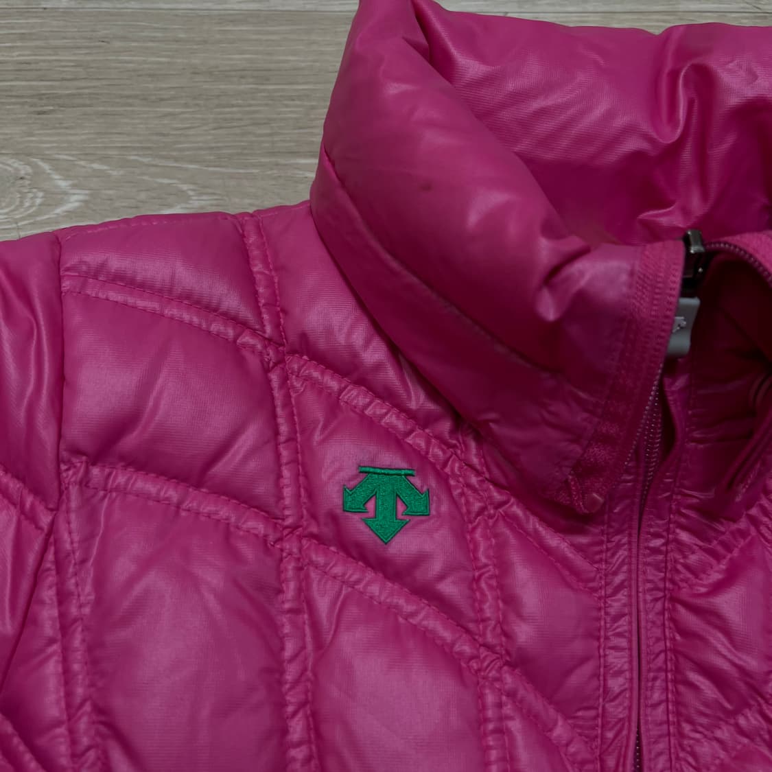 데상트 여성 덕다운 스탠드넥 경량 패딩 점퍼 [핑크] S/85 상품이미지4