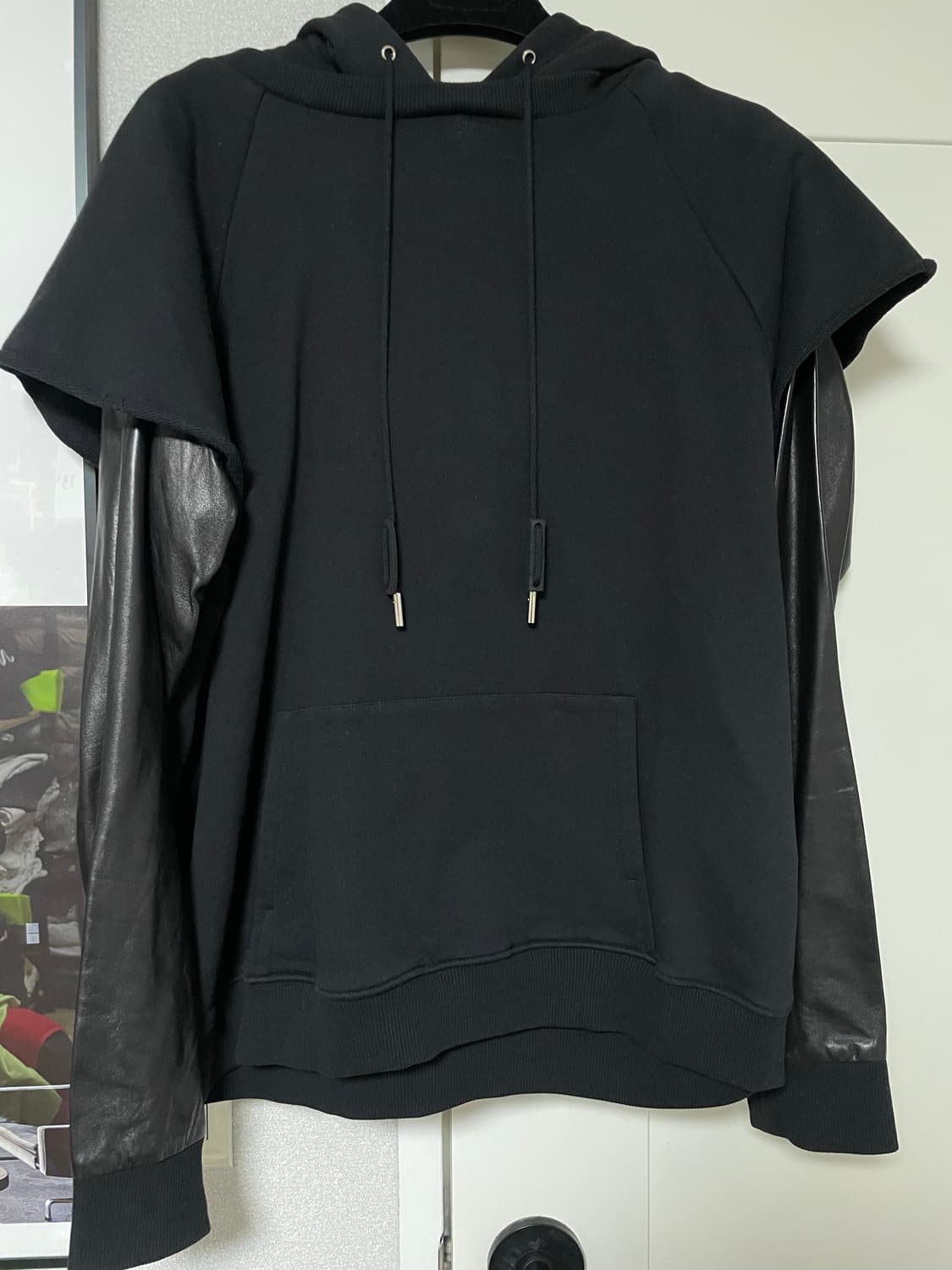 생로랑 가죽 슬리브 후드 티셔츠 상품이미지1