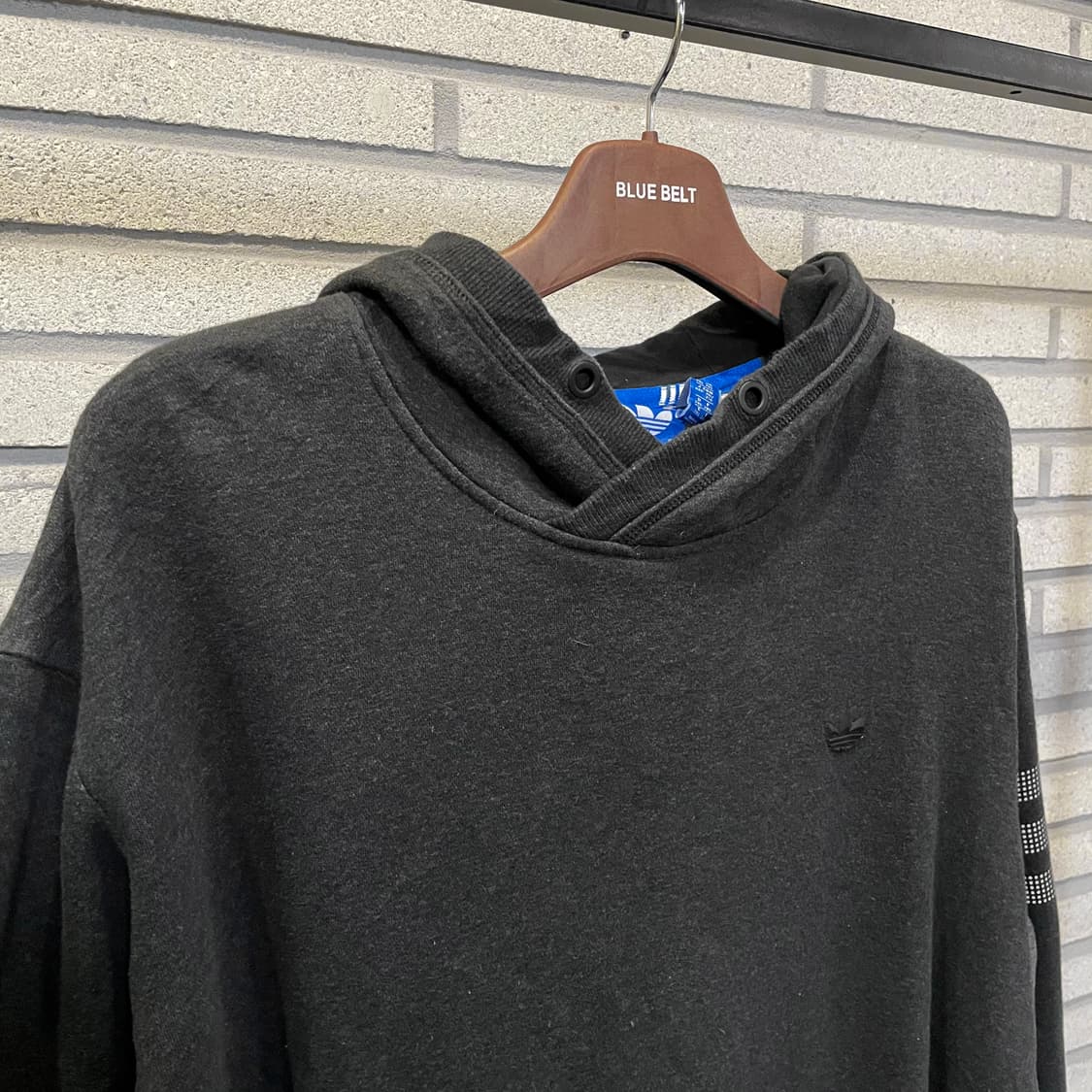 아디다스 후드티 오리지널 로고 배색 소매 삼선 디테일 블랙 상품이미지4