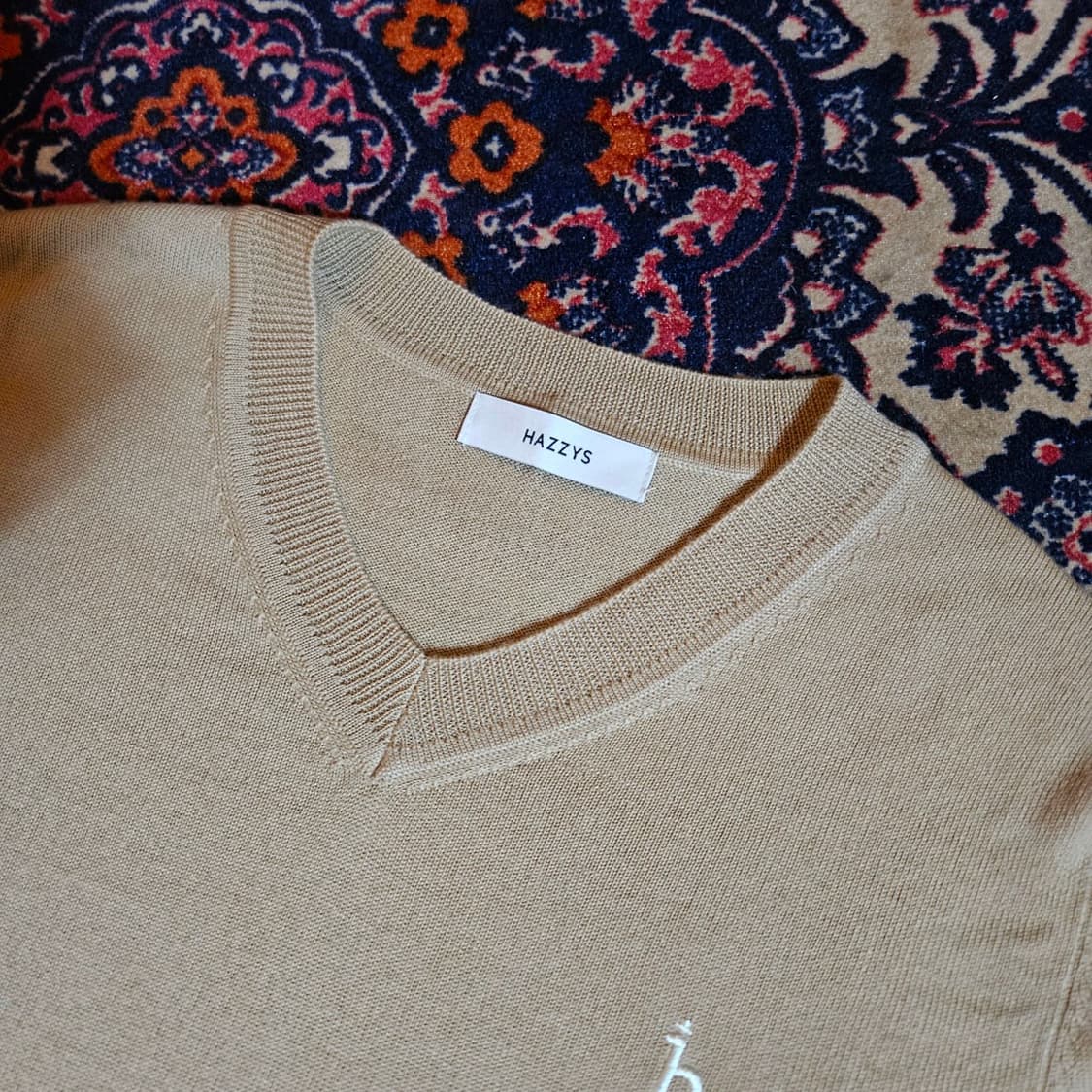 헤지스(HAZZYS) 24FW Wool 100% 브이넥 니트 상품이미지3
