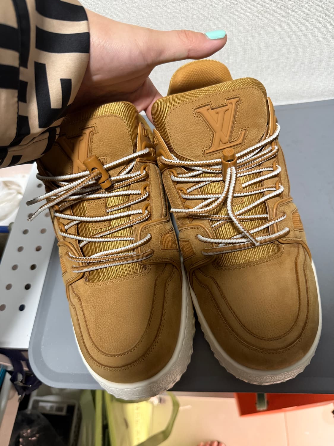 루이비통 맥시 브라운 스니커즈 7.5사이즈 상품이미지1