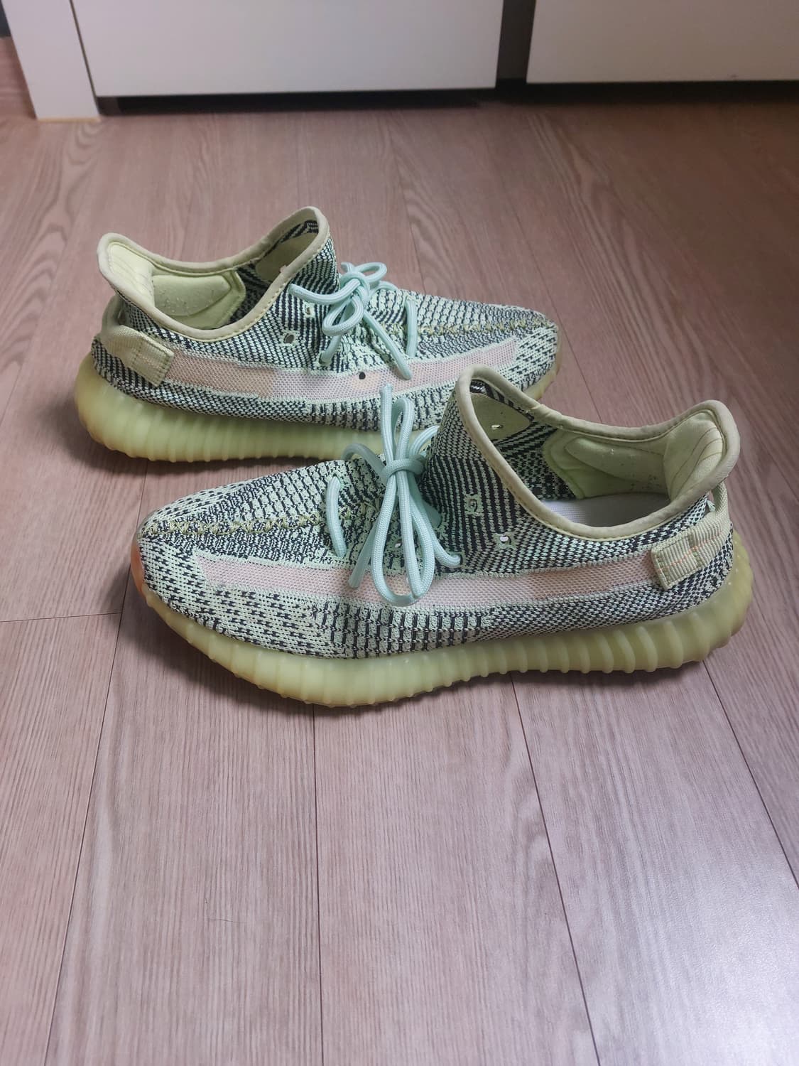 아디다스 이지 부스트 350 V2 이즈릴 - 논리플렉티브 상품이미지3