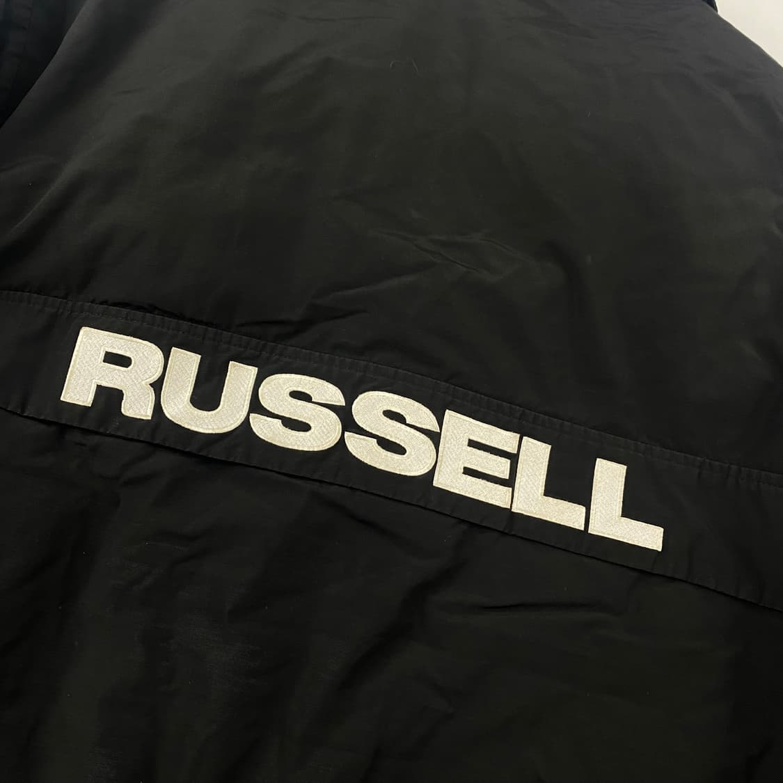 러셀어틀레틱 스펠아웃 빅로고 블랙 패딩 점퍼 (105) 상품이미지4