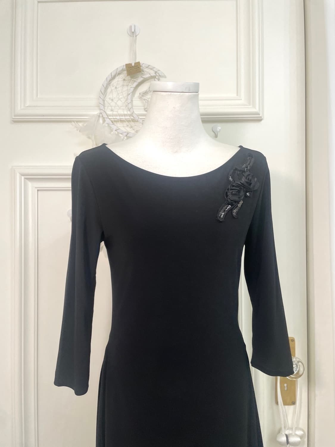 black rose detail ruffle side slit top 상품이미지5