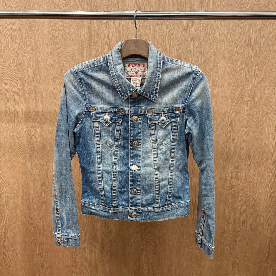 트루릴리젼 데님 자켓 플랩 포켓 골드 스티치 디테일 슬림핏 블루 상품이미지2