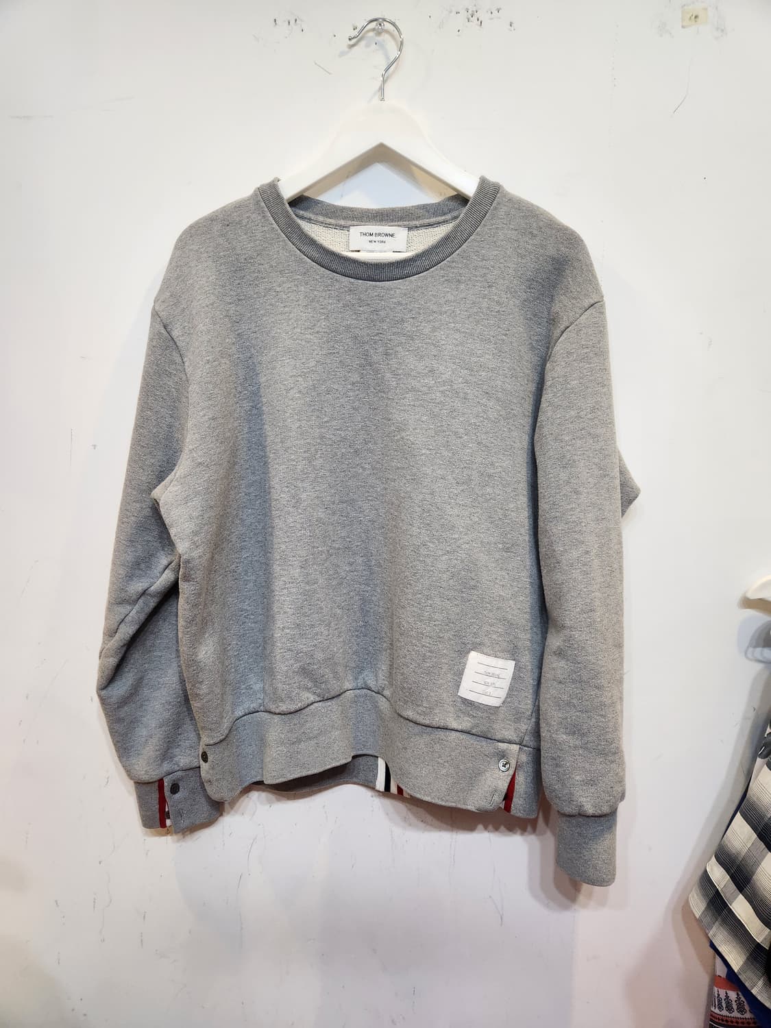 톰브라운 백삼선 맨투맨 그레이 3사이즈 상품이미지1