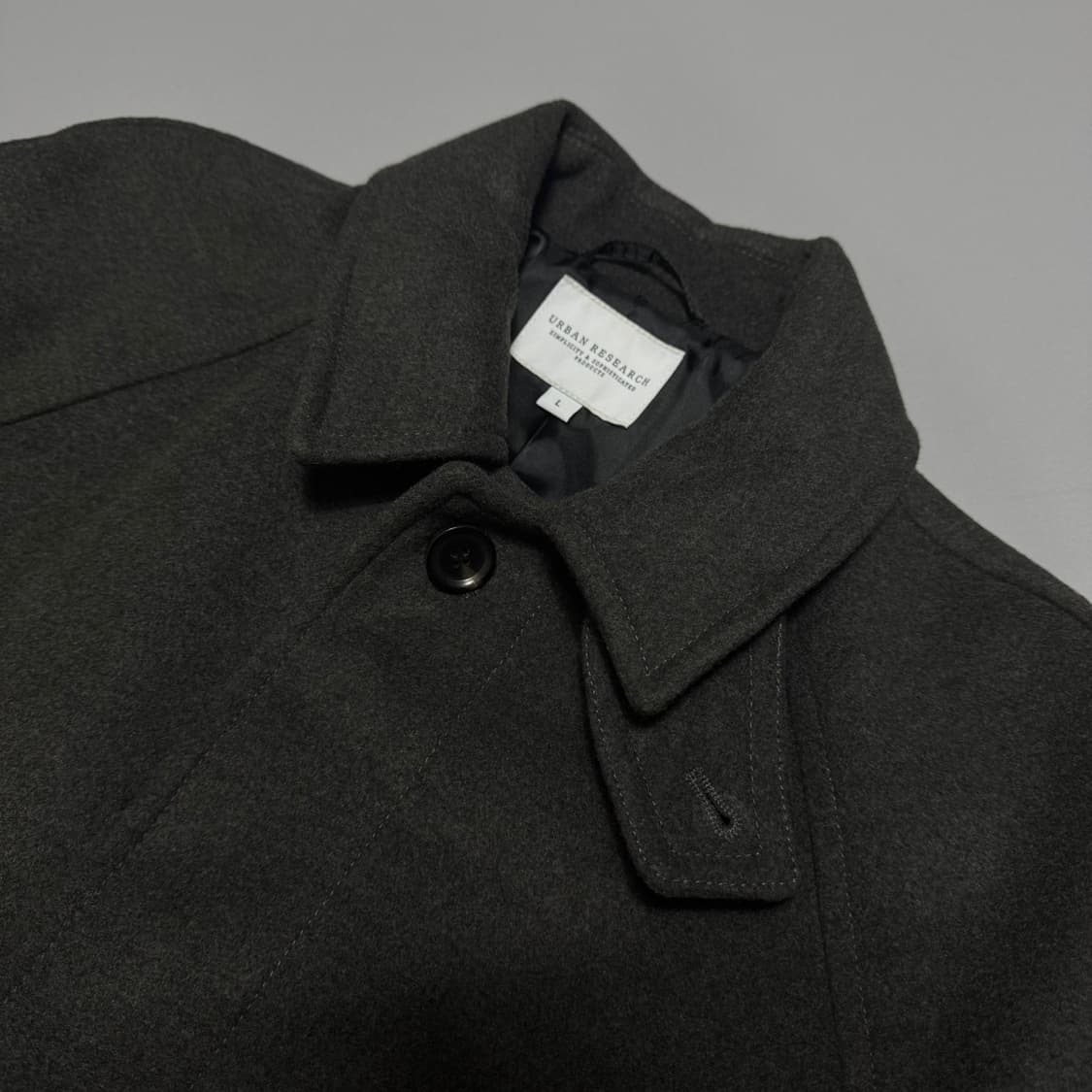 어반리서치 차콜컬러 폴리에스터 나일론 혼방 써머라이트 레글런 코트 상품이미지3