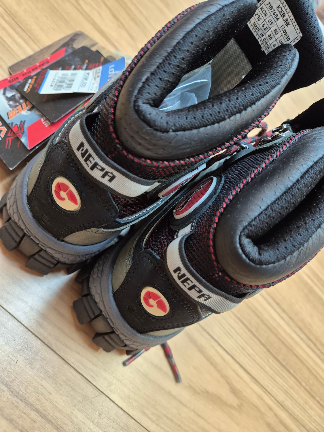 택까지 달려있는 네파 등산화 새상품입니다. ICEBLINK 모델이고, 사 상품이미지4