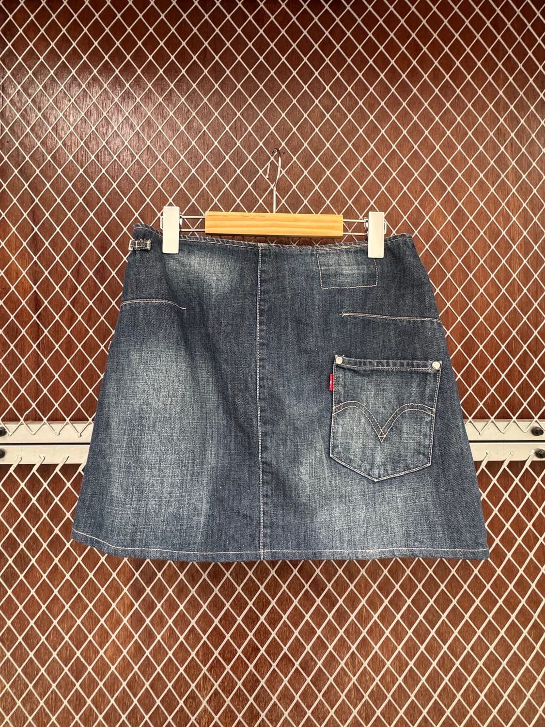 리바이스 엔지니어드 스트랩 랩 워싱 데님 미니 스커트 28 상품이미지4
