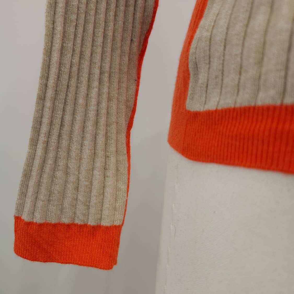 베이지 오렌지 배색 슬림핏 골지 니트 상품이미지8
