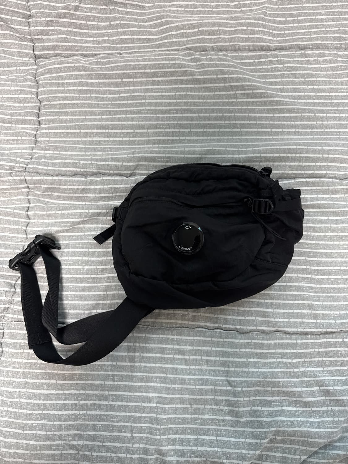 cp 컴퍼니 바디백 팝니다!! 상품이미지1