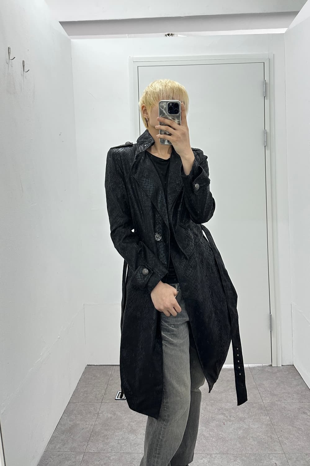 DOHO Snakeskin-Effect Glossy Belted Coat 상품이미지7